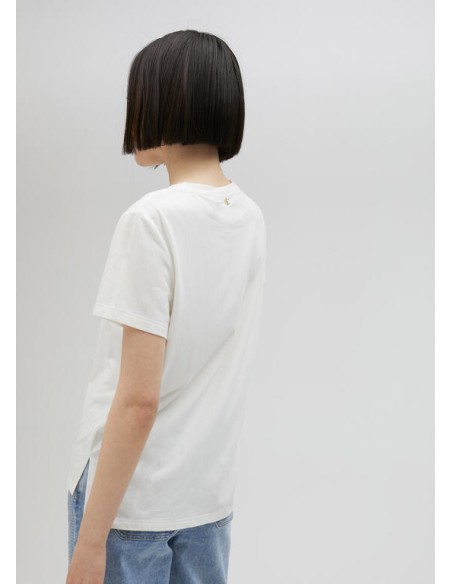 CAMISETA-BLANCA-LOGO-ESCUDO-AZUL-STRASS-ROJO-MANGA-CORTA-LOLA-CASADEMUNT CAMISETA-BLANCA-LOGO-ESCUDO-AZUL-STRASS-ROJO-MANGA-CORTA-LOLA-CASADEMUNT