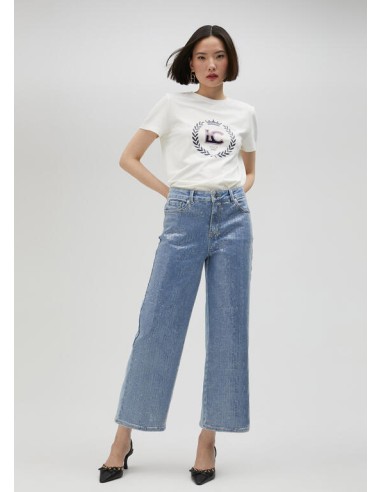 CAMISETA-BLANCA-LOGO-ESCUDO-AZUL-STRASS-ROJO-MANGA-CORTA-LOLA-CASADEMUNT
