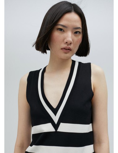 TOP-BICOLOR-NEGRO-BLANCO-TIRANTES-CUELLO-PICO-LOLA-CASADEMUNT
