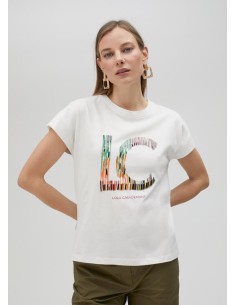 CAMISETA-BLANCA-LOGO-RAYAS-MULTICOLOR-NOMBRE-DE-LA-FIRMA-LOLA-CASADEMUNT 2
