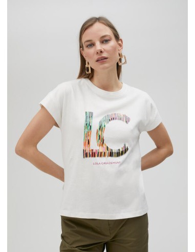 CAMISETA-BLANCA-LOGO-RAYAS-MULTICOLOR-NOMBRE-DE-LA-FIRMA-LOLA-CASADEMUNT
