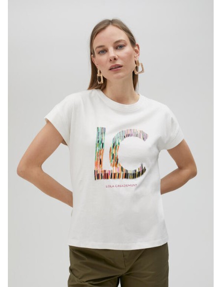 CAMISETA-BLANCA-LOGO-RAYAS-MULTICOLOR-NOMBRE-DE-LA-FIRMA-LOLA-CASADEMUNT CAMISETA-BLANCA-LOGO-RAYAS-MULTICOLOR-NOMBRE-DE-LA-FIRMA-LOLA-CASADEMUNT