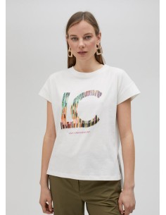 CAMISETA-BLANCA-LOGO-RAYAS-MULTICOLOR-NOMBRE-DE-LA-FIRMA-LOLA-CASADEMUNT