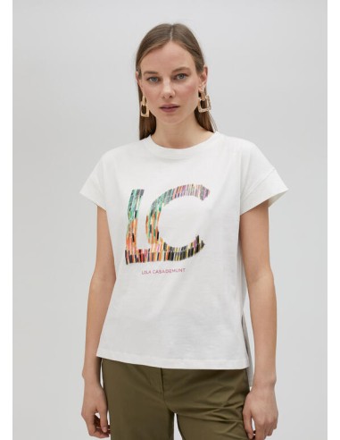 CAMISETA-BLANCA-LOGO-RAYAS-MULTICOLOR-NOMBRE-DE-LA-FIRMA-LOLA-CASADEMUNT