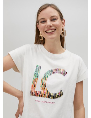 CAMISETA-BLANCA-LOGO-RAYAS-MULTICOLOR-NOMBRE-DE-LA-FIRMA-LOLA-CASADEMUNT