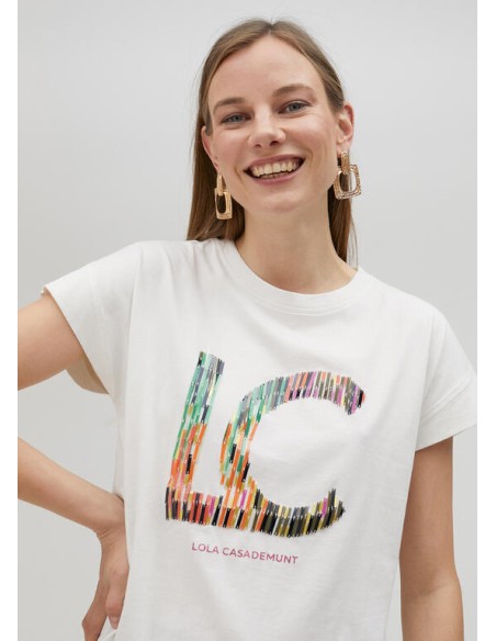 CAMISETA-BLANCA-LOGO-RAYAS-MULTICOLOR-NOMBRE-DE-LA-FIRMA-LOLA-CASADEMUNT CAMISETA-BLANCA-LOGO-RAYAS-MULTICOLOR-NOMBRE-DE-LA-FIRMA-LOLA-CASADEMUNT