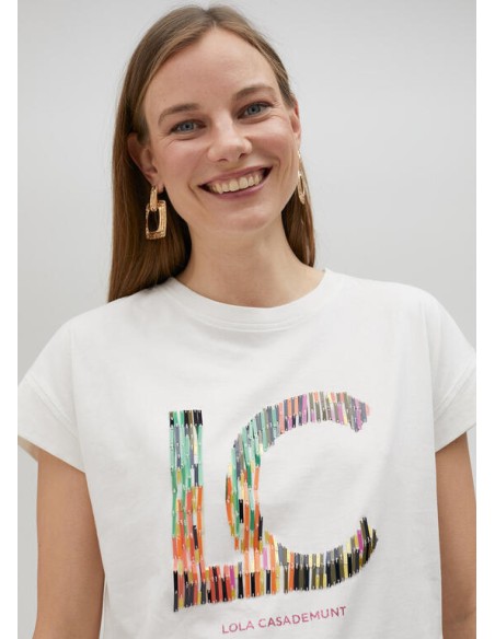CAMISETA-BLANCA-LOGO-RAYAS-MULTICOLOR-NOMBRE-DE-LA-FIRMA-LOLA-CASADEMUNT CAMISETA-BLANCA-LOGO-RAYAS-MULTICOLOR-NOMBRE-DE-LA-FIRMA-LOLA-CASADEMUNT