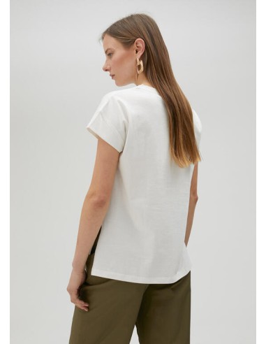 CAMISETA-BLANCA-LOGO-RAYAS-MULTICOLOR-NOMBRE-DE-LA-FIRMA-LOLA-CASADEMUNT