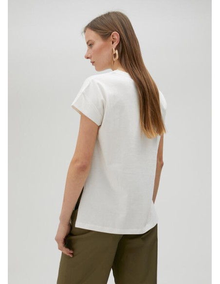 CAMISETA-BLANCA-LOGO-RAYAS-MULTICOLOR-NOMBRE-DE-LA-FIRMA-LOLA-CASADEMUNT CAMISETA-BLANCA-LOGO-RAYAS-MULTICOLOR-NOMBRE-DE-LA-FIRMA-LOLA-CASADEMUNT