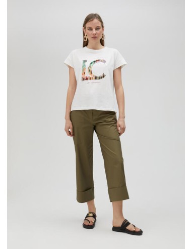 CAMISETA-BLANCA-LOGO-RAYAS-MULTICOLOR-NOMBRE-DE-LA-FIRMA-LOLA-CASADEMUNT