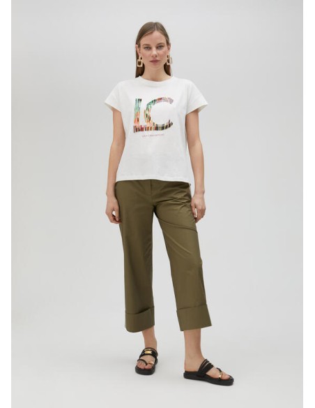 CAMISETA-BLANCA-LOGO-RAYAS-MULTICOLOR-NOMBRE-DE-LA-FIRMA-LOLA-CASADEMUNT CAMISETA-BLANCA-LOGO-RAYAS-MULTICOLOR-NOMBRE-DE-LA-FIRMA-LOLA-CASADEMUNT