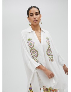 CAMISA-BLANCA-CUELLO-PICO-DETALLES-BORDADOS-FRONTAL-MANGA-LARGA-LOLA-CASADEMUNT 2