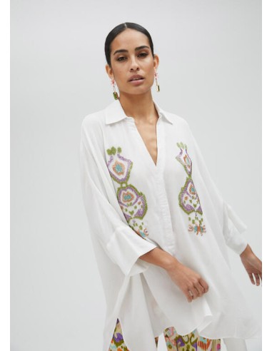 CAMISA-BLANCA-CUELLO-PICO-DETALLES-BORDADOS-FRONTAL-MANGA-LARGA-LOLA-CASADEMUNT