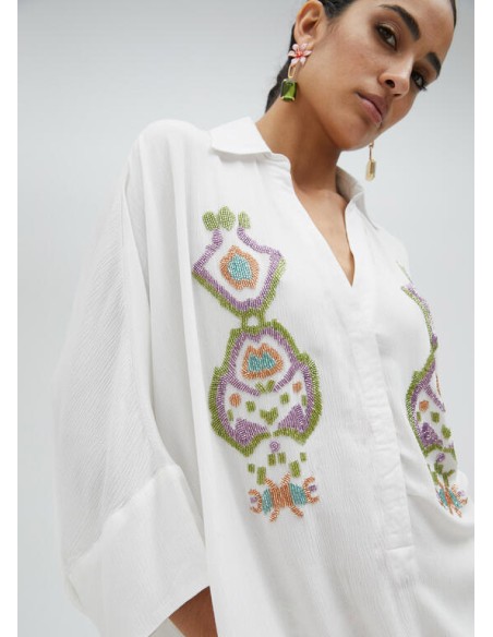 CAMISA-BLANCA-CUELLO-PICO-DETALLES-BORDADOS-FRONTAL-MANGA-LARGA-LOLA-CASADEMUNT