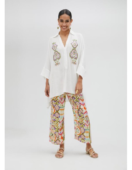 CAMISA-BLANCA-CUELLO-PICO-DETALLES-BORDADOS-FRONTAL-MANGA-LARGA-LOLA-CASADEMUNT