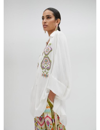 CAMISA-BLANCA-CUELLO-PICO-DETALLES-BORDADOS-FRONTAL-MANGA-LARGA-LOLA-CASADEMUNT