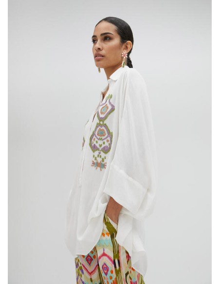 CAMISA-BLANCA-CUELLO-PICO-DETALLES-BORDADOS-FRONTAL-MANGA-LARGA-LOLA-CASADEMUNT