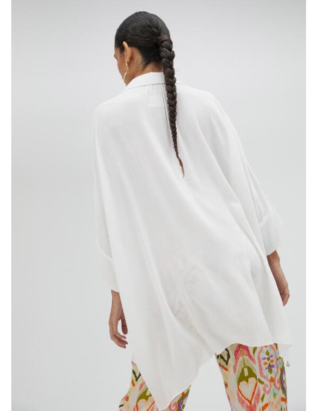 CAMISA-BLANCA-CUELLO-PICO-DETALLES-BORDADOS-FRONTAL-MANGA-LARGA-LOLA-CASADEMUNT