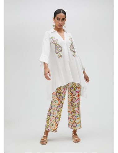 CAMISA-BLANCA-CUELLO-PICO-DETALLES-BORDADOS-FRONTAL-MANGA-LARGA-LOLA-CASADEMUNT