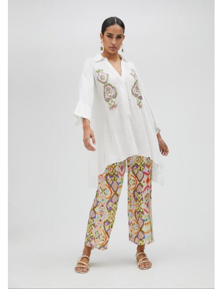 CAMISA-BLANCA-CUELLO-PICO-DETALLES-BORDADOS-FRONTAL-MANGA-LARGA-LOLA-CASADEMUNT