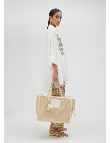 CAMISA-BLANCA-CUELLO-PICO-DETALLES-BORDADOS-FRONTAL-MANGA-LARGA-LOLA-CASADEMUNT