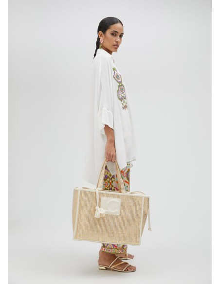 CAMISA-BLANCA-CUELLO-PICO-DETALLES-BORDADOS-FRONTAL-MANGA-LARGA-LOLA-CASADEMUNT