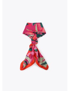 PAÑUELO-SATINADO-CUADRADO-ESTAMPADO-FLORES-TROPICALES-LOGOTIPADO-LOLA-CASADEMUNT 2