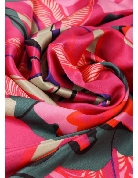 PAÑUELO-SATINADO-CUADRADO-ESTAMPADO-FLORES-TROPICALES-LOGOTIPADO-LOLA-CASADEMUNT PAÑUELO-SATINADO-CUADRADO-ESTAMPADO-FLORES-TROPICALES-LOGOTIPADO-LOLA-CASADEMUNT