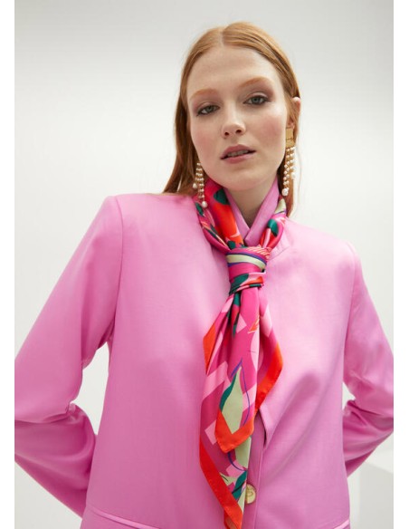 PAÑUELO-SATINADO-CUADRADO-ESTAMPADO-FLORES-TROPICALES-LOGOTIPADO-LOLA-CASADEMUNT PAÑUELO-SATINADO-CUADRADO-ESTAMPADO-FLORES-TROPICALES-LOGOTIPADO-LOLA-CASADEMUNT
