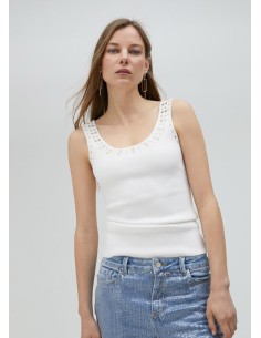 TOP-TIRAMTES-BLANCO-CUELLO-REDONDO-DETALLE-DE-ESTRAS-METAL DORADO