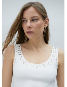 TOP-TIRAMTES-BLANCO-CUELLO-REDONDO-DETALLE-DE-ESTRAS-METAL DORADO 2