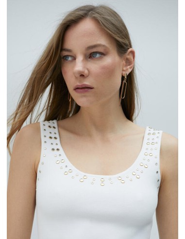 TOP-TIRAMTES-BLANCO-CUELLO-REDONDO-DETALLE-DE-ESTRAS-METAL DORADO