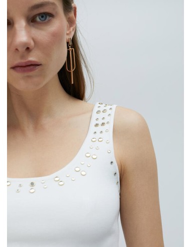 TOP-TIRAMTES-BLANCO-CUELLO-REDONDO-DETALLE-DE-ESTRAS-METAL DORADO