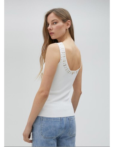 TOP-TIRAMTES-BLANCO-CUELLO-REDONDO-DETALLE-DE-ESTRAS-METAL DORADO