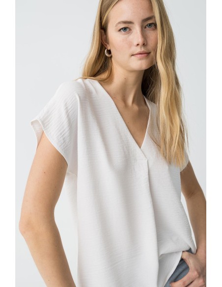 BLUSA-FLUIDA-SATINADA-ESCOTE-PICO-MANGA-CORTA-MAXINE-TIFFOSI