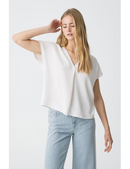 BLUSA-FLUIDA-SATINADA-ESCOTE-PICO-MANGA-CORTA-MAXINE-TIFFOSI