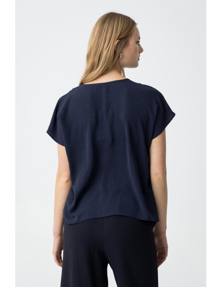 BLUSA-FLUIDA-SATINADA-ESCOTE-PICO-MANGA-CORTA-MAXINE-TIFFOSI BLUSA-FLUIDA-SATINADA-ESCOTE-PICO-MANGA-CORTA-MAXINE-TIFFOSI