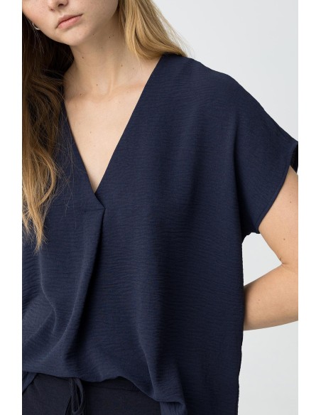 BLUSA-FLUIDA-SATINADA-ESCOTE-PICO-MANGA-CORTA-MAXINE-TIFFOSI BLUSA-FLUIDA-SATINADA-ESCOTE-PICO-MANGA-CORTA-MAXINE-TIFFOSI