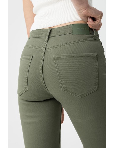 PANTALONES-VERDES-MEGAN-CROPPED-CINCO-BOLSILLOS-TIFFOSI PANTALONES-VERDES-MEGAN-CROPPED-CINCO-BOLSILLOS-TIFFOSI