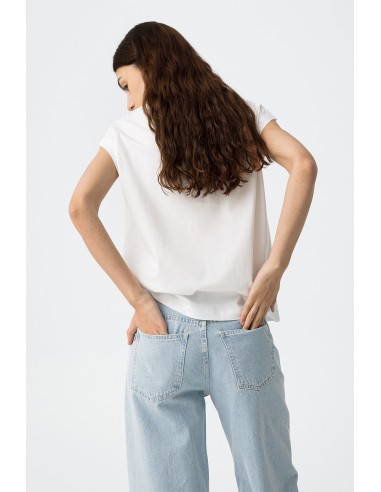 CAMISETA-BLANCA-FLORES-VERDE-BORDADO-BLANCO-ONÇA-TIFFOSI