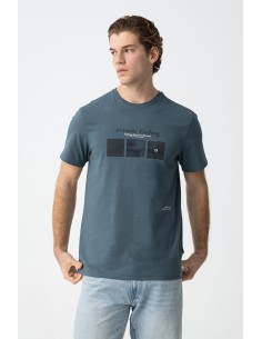 CAMISETA-AZULÓN-ESTAMPADO-FRONTAL-RHYS-TIFFOSI