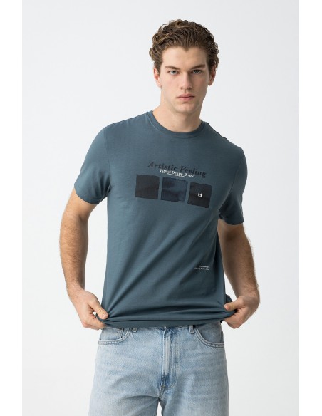 CAMISETA-AZULÓN-ESTAMPADO-FRONTAL-RHYS-TIFFOSI