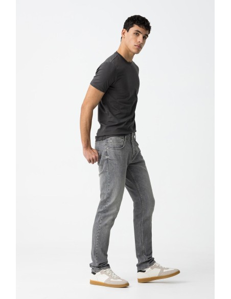 VAQUEROS-LARGOS-GRISES-CORTE-CÓNICO-TYLER-TIFFOSI