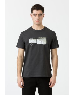 CAMISETA-GRIS-ESTAÑO-MANGA-CORTA-ESTAMPADO-LETRAS-DIBUJOS-FRONTAL-SOREN-TIFFOSI