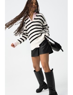 SHORTS-EFECTO-PIEL-NEGRO-BOLSILLOS-CINTURA-ELÁSTICA-SONIA-TIFFOSI 2