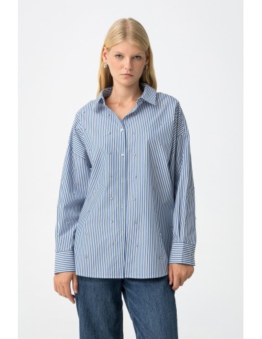 CAMISA-OVERSIZE-RAYAS-AZULES-BLANCAS-PIEDRAS-ENGARZADAS-ABIGAIL-TIFFOSI