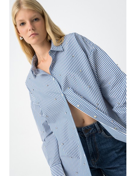 CAMISA-OVERSIZE-RAYAS-AZULES-BLANCAS-PIEDRAS-ENGARZADAS-ABIGAIL-TIFFOSI
