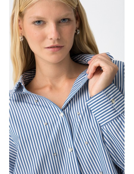 CAMISA-OVERSIZE-RAYAS-AZULES-BLANCAS-PIEDRAS-ENGARZADAS-ABIGAIL-TIFFOSI