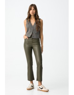 PANTALONES-EFECTO-PIEL-PERMERA-ACAMPANADA-MEGAN-TIFFOSI