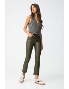 PANTALONES-EFECTO-PIEL-PERMERA-ACAMPANADA-MEGAN-TIFFOSI 2